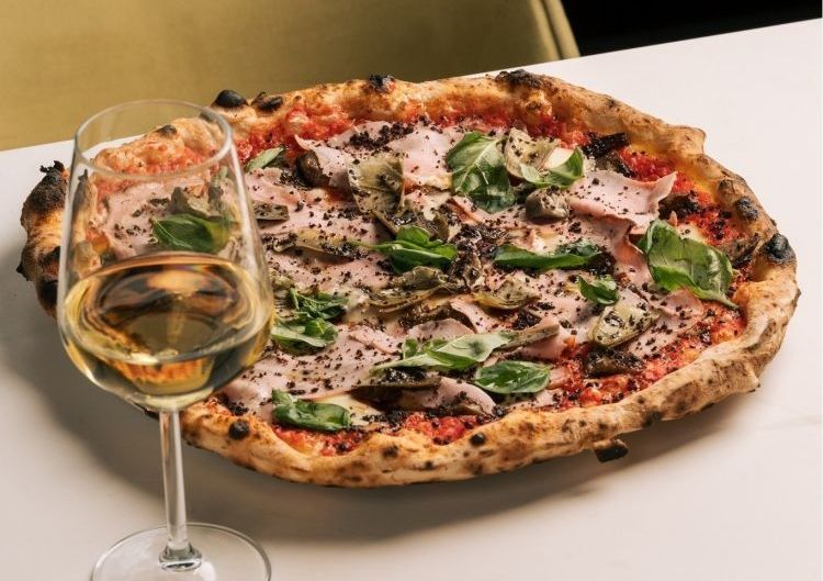 La pizza Capricciosa, una delle classiche nel menù dei Tutino che non oltrepassa mai le 15-18 proposte