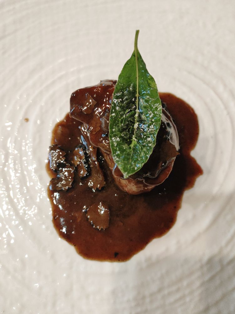 Come una Rossini, dove un classico della tradizione francese viene rivisitato sostiuendo&nbsp;i tournedos con il capriolo
