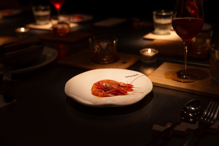 Carabineros y Gambas: l'essenza di Maiorca e del Mar Mediterraneo. Matias e Borja sfidano i clienti ad eleggere il loro preferito, degustando in abbinamento un drink dai sentori prettamente vegetali Akashiso a base di shiso, zenzero e barbabietola gialla. I drink di Sala de Personal si caratterizzano per essere composti solo da 3 ingredienti, rigorosamente a bassa gradazione alcolica e zuccherina. Questa declinazione salutista della miscelazione è secondo i due patron di Sala, il futuro della bar industry.
