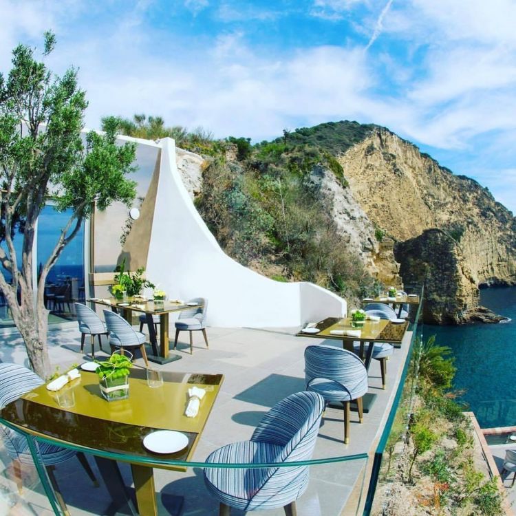 Tavoli all'aperto a picco sul mare