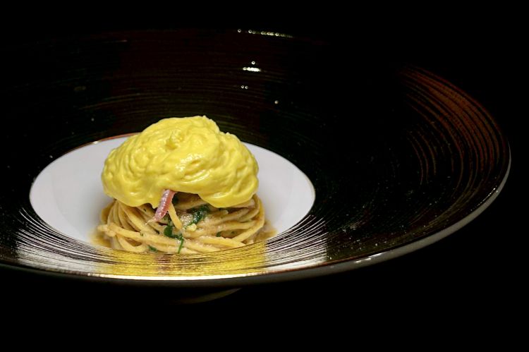 Carbonara di alici: spaghetto integrale, alici del Cantabrico, uovo sifonato. «Volevamo proporre una carbonara “dietetica”: siamo partiti dallo spaghetto, con tanta fibra, abbiamo sostituito il guanciale con la sapidità delle alici, il grasso con l’olio delle alici stesse. E poi la spuma d'uovo: con un solo uovo riusciamo a condire anche sei o sette carbonare, mettendoci giusto con un goccio di panna»