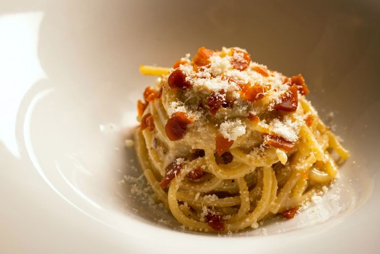 La Carbonara di mare 2006, piatto simbolo di Giulio Terrinoni, il 2006 indica l'anno in cui &egrave; stato ideato. Tradizione romana e anima marina si incontrano con&nbsp;equilibrio e leggerezza: uova di pesce al posto delle uova di gallina, bottarga croccante al posto del guanciale. &laquo;Una versione che non fa rimpiangere l&rsquo;originale, nella cremosa avvolgenza di un succulento morso iodato&raquo;
