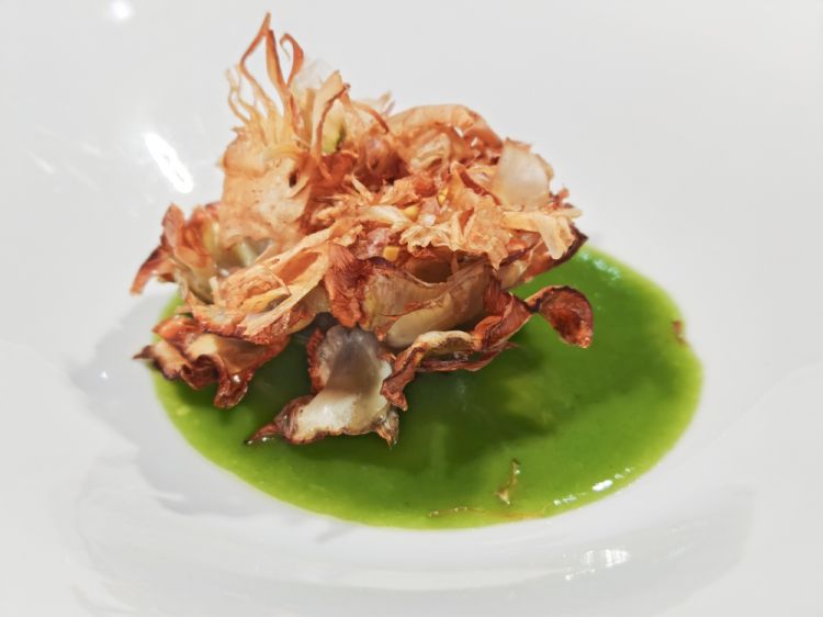 Carciofo accompagnato da salsa al plancton, crema bernese e bottarga di tonno
