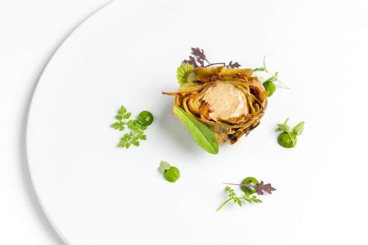 Carciofo alla brace, sesamo e dressing al prezzemolo