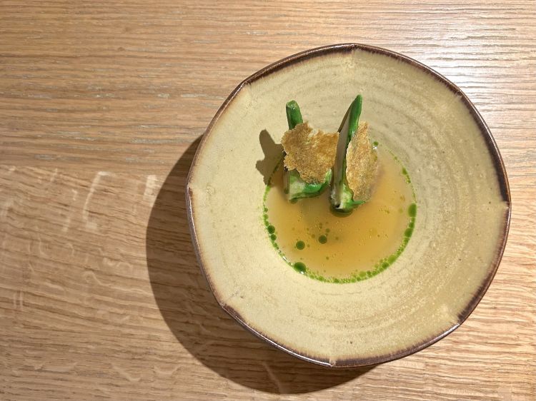 Carciofo: cuori di carciofo alla brace, gocce di caffè di carciofo ottenuto con le foglie esterne tostate, olio al prezzemolo, cialde di foglie di carciofo pressate e rese croccanti, brodo di carciofo