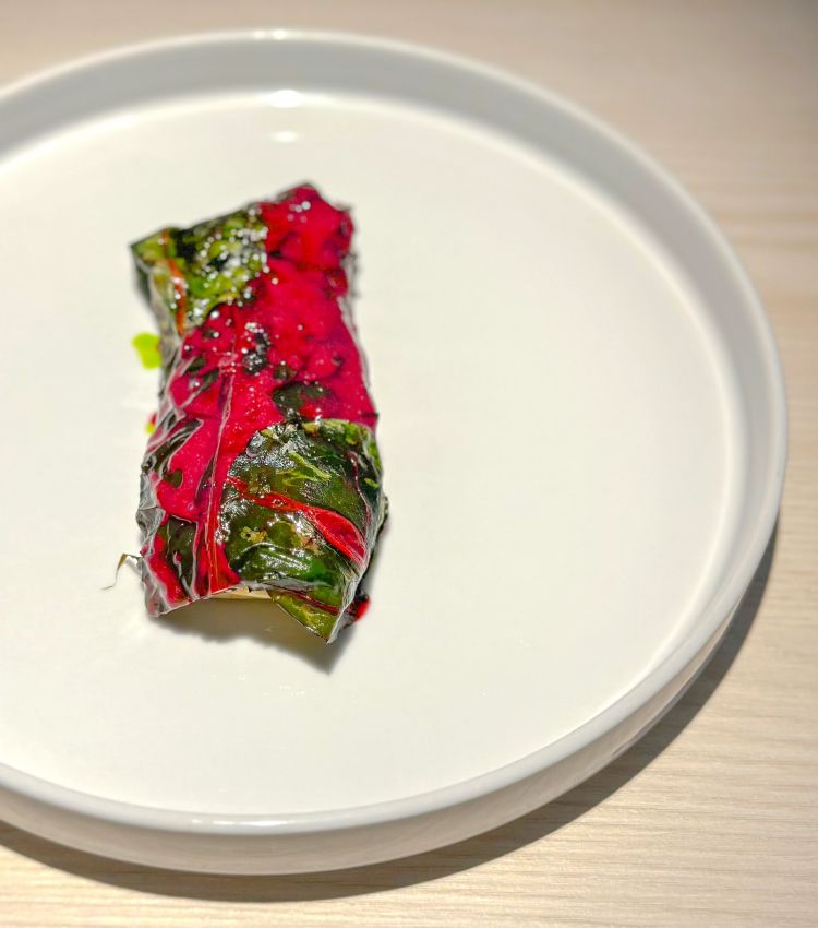 Cardoncello con rapa, uva fragola ed aneto, una delle creazioni più interessanti dello chef dove il vegetale da contorno passa a piatto portante