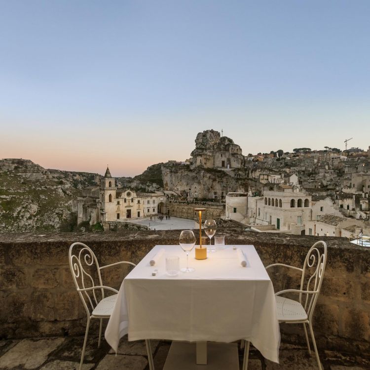 La mattina si fa colazione su una delle intime terrazze che regalano una panoramica insuperabile sulla Chiesa di Santa Maria de Idris  
