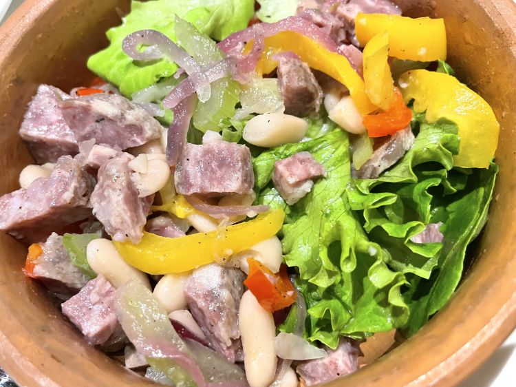 Insalata di salame di testa con cipolla e peperone in agro
