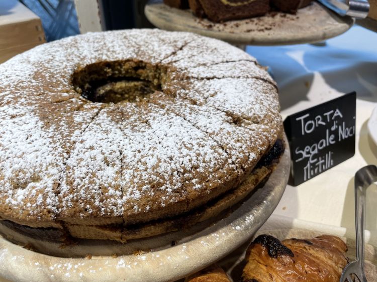 Torta di segale con noci e mirtilli: fuori...