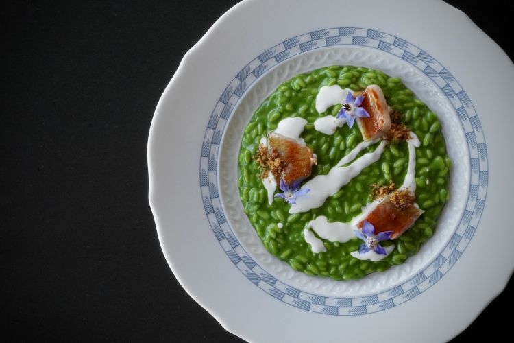 Risotto al prebuggiun, triglia laccata alla birra al doppio malto e salsa prescinseua. Uno dei piatti diventato simbolo sin dall’apertura nel 2021, celebra la Liguria. C’è tutto, la montagna, il mare, l’acidità. Protagonista la nota delle 22 erbe selvatiche raccolte da Lella Canepa, regina del prebuggiun del Tigullio
