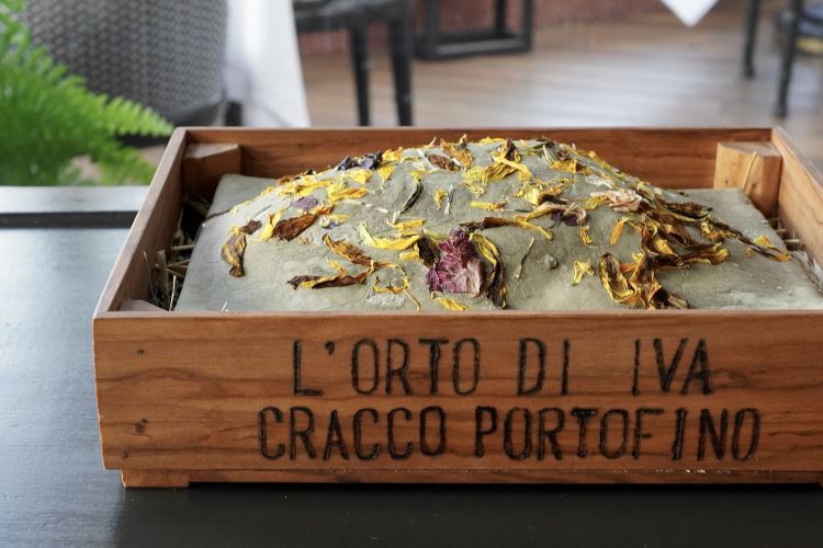 Il piatto L'orto di Iva, che cambia a seconda di cosa porta appunto la signora Iva dall'orto. In questo caso, le verdure sono cotte in crosta d'argilla