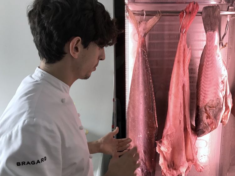 Pecis di fronte alla cella dedicata alla frollatura del pesce, «non spingiamo molto con la maturazione, giusto un paio di giorni per ammorbidire la carne»
