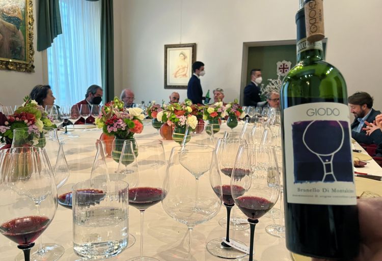 La presentazione dei vini durante un pranzo all'Enoteca Pinchiorri
