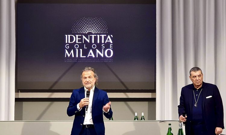 Carlo Mangini, direttore marketing del Consorzio del Parmigiano Reggiano, e Claudio Ceroni, fondatore con Paolo Marchi di Identità Golose, hanno presentato stamane a Identità Golose Milano il programma di Identità di Formaggio, attesa sezione del congresso Identità Milano 2022
