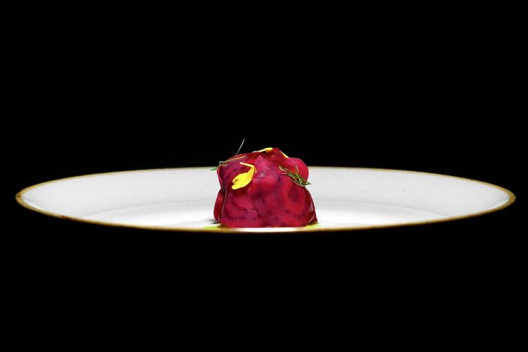 Battuta di fassona adulta, praline di nocciole, velo di barbabietola agrodolce, tagete, aneto e olio d'aneto. Piatto goloso, rotondo, la carne è un po' sacrificata al palato