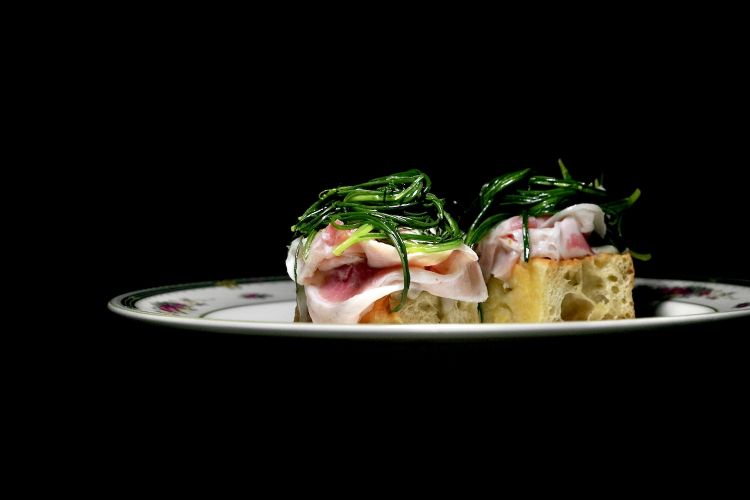 Scanferla è grandissimo panificatore (ottimo il suo pane idratato al 90%, con polvere di mirtilli. E i suoi grissini), lo dimostra con questa Focaccia con salsa di ostrica, pancetta cotta di Barabino, agretti saltati. Perfetta combinazione di sapori, questo non è un appetizer, va venduto