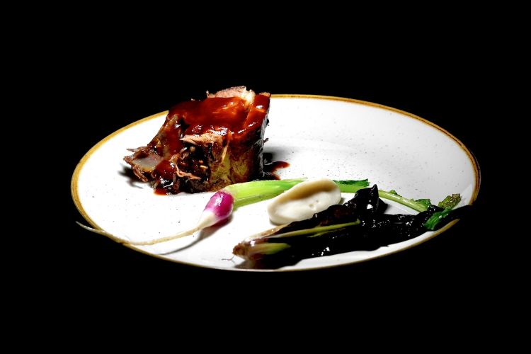 Costato di manzetta cotto al sale, verdure dell'orto rigenerativo