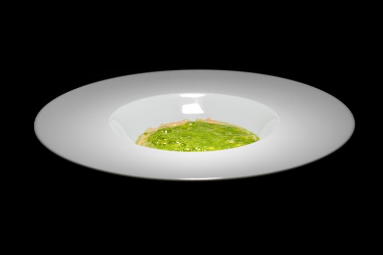 Risotto, midollo, bergamotto e prezzemolo. «Riso Buono mantecato col midollo, ossia i filoni di fassona cotti con vino bianco, scalogno e pepe fino a ridurli a un burro di midollo». Il bergamotto si sente un po' troppo