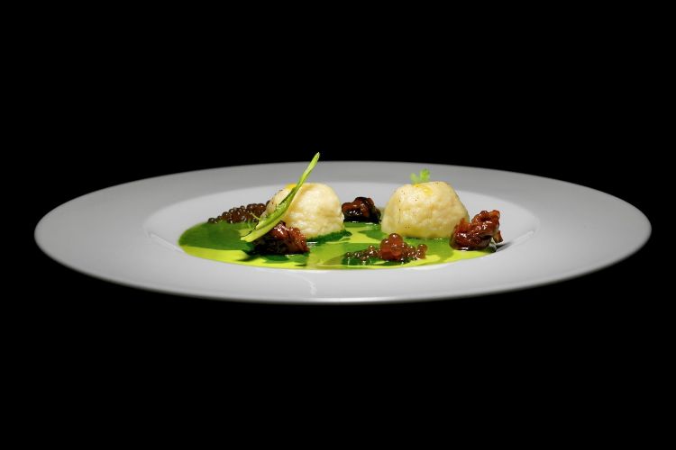 Il mondo del rabaton. «Pura tradizione locale - il rabaton è uno gnocco alessandrino di bietole, ricotta, uova e parmigiano, insaporito con prezzemolo e noce moscata - che abbiamo cercato di sviscerare. Sotto c'è una sorta di prato, sopra le ricotte di pecora e capra di Luca Montaldo, le lumache, le perle di brodo di fungo. Il rabaton è tutta la biosfera che lo circonda». Ottimo e bellissimo
