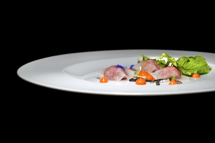 Bottoni di daikon, salme crudo del Mandrogno, salsa rossa. «Per realizzare quest'ultima abbiamo stalkerizzato molte nonne: l'acciughina, il cappero, il peperone, il pomodoro... Invece il salame del Mandrogno è la nostra risposta cafona alla salsiccia di Bra»