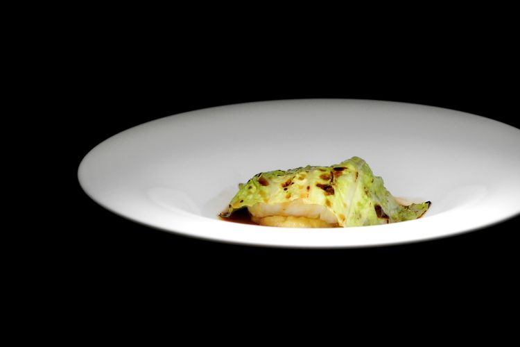 Baccalà al vapore, crema di patate allo yuzu, verza, pil-pil e salsa orientale (soia, miele, cipollotto)