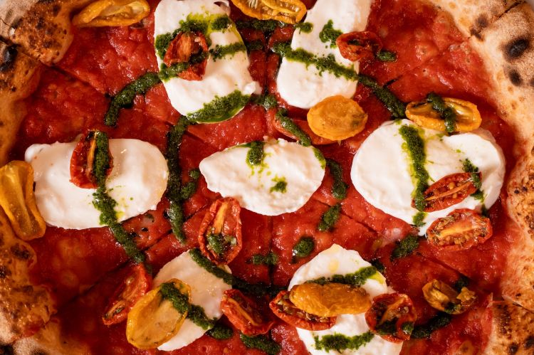 Margherita: qui in stile napoletano, ma è disponibile in carta al padellino con ristretto di pomodoro Migliarese, capperi, bufala, pomodorino semi dry giallo, olio al basilico