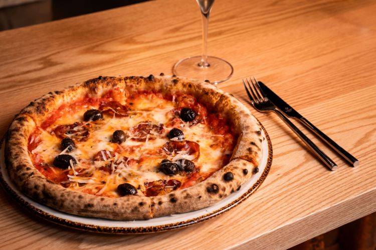 Calabra: stile napoletano con pomodoro rosso Migliarese, fiordilatte, soppressata piccante di suino nero, olive, origano, caciocavallo silano Dop