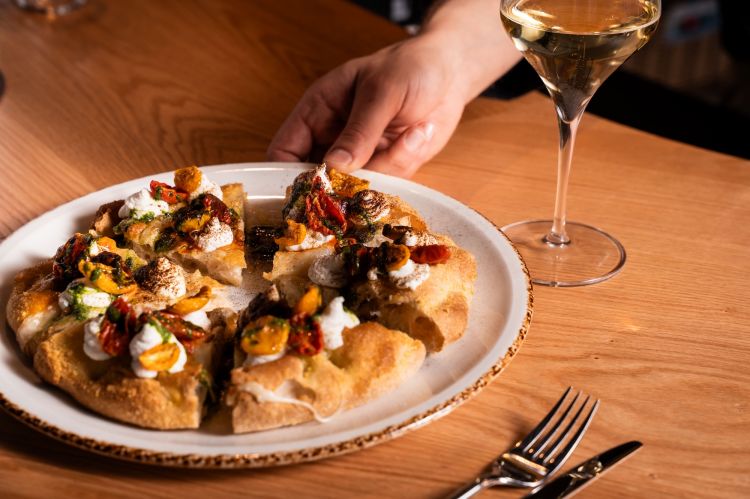 Questa invece non è la Calabra, ma la Calabria: impasto alla pala con fiordilatte, in uscita ricotta di capra, pomodorini semi dry gialli e rossi, 'nduja di maiale nero, basilico, liquirizia calabrese Dop