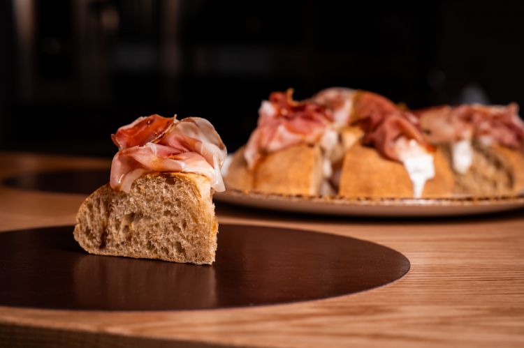 Crudo e fichi: pizza al padellino con, in uscita, stracciatella, prosciutto crudo, vincotto di fichi