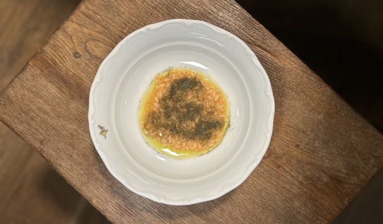 Carnaroli maremmano cotto all&rsquo;olio, pomodoro datterino giallo pelato, bitter, borragine sott'aceto: &laquo;Sentirai il profumo del mare, che non c&rsquo;&egrave;. Mi dispiace, &egrave; sott&rsquo;aceto, non fermentata&raquo;, e ride
