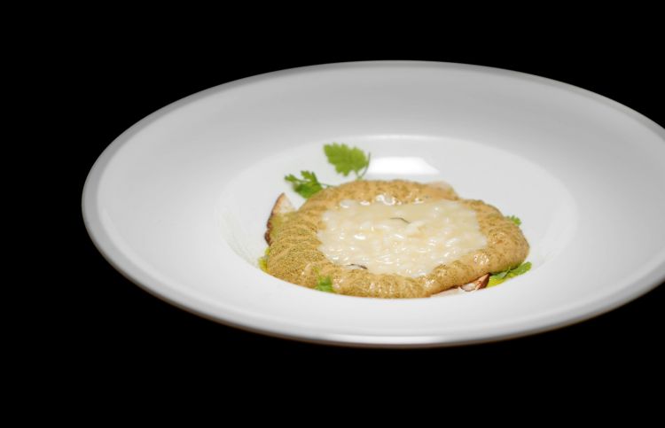 Carnaroli, porcino estivo, pepe verde: risotto alla salvia, spuma di porcini, carpaccio di porcini, insalatina e pepe verde. Foto Tanio Liotta
