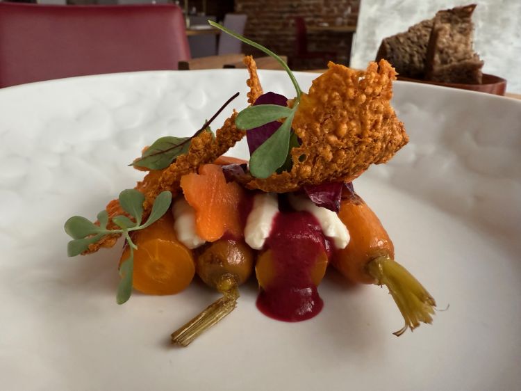 Carota alla brace, caprino, cipolla rossa, ciliegie e riso soffiato alla carota. Foto Jones
