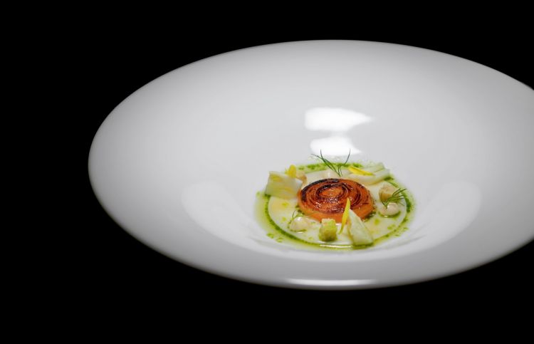Carota e finocchio: rosa di carota brasata nei suoi succhi e adagiata nel succo di carota, disco al finocchio (pane profumato al finocchio e finocchio al naturale), miele millefiori, centrifuga di insalata canasta. Un piatto vegetale che omaggi l'azienda agricola Trètener di Matteo Caloi, a Sant'Andrea di Badia Calavena, ai piedi del bellissimo parco regionale della Lessinia, a meno di un'ora da Verona. Caloi è grande amico di Sacchetto e gli fornisce il 95% dei vegetali, come anche miele e alcune farine