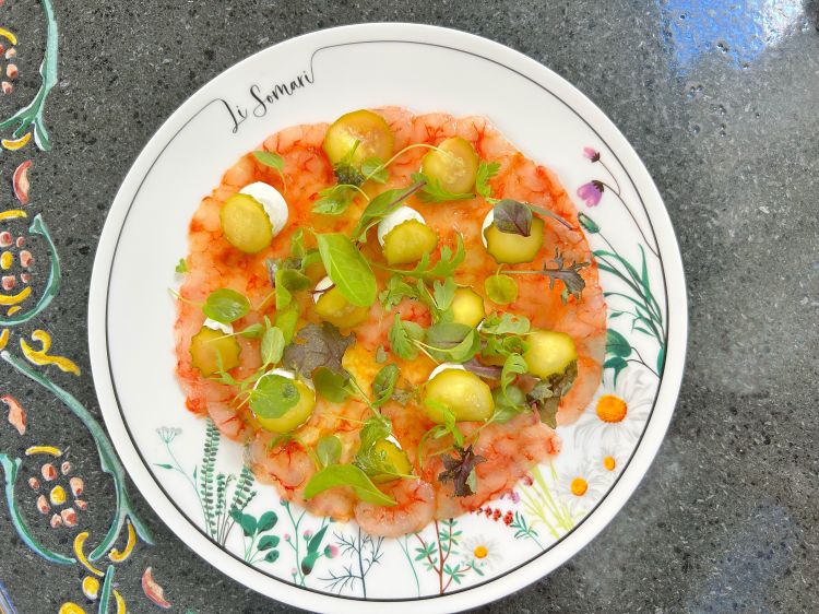 Carpaccio di gamberi rossi, ricotta di mozzarella di bufala, misticanza e zucchine in agrodolce
