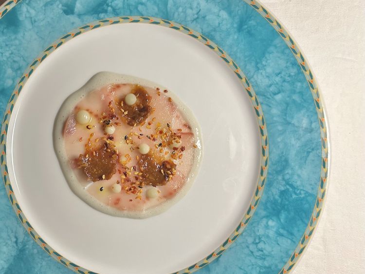 Carpaccio di pesce spada, harissa di lampascioni e fichi secchi e salsa al fieno
