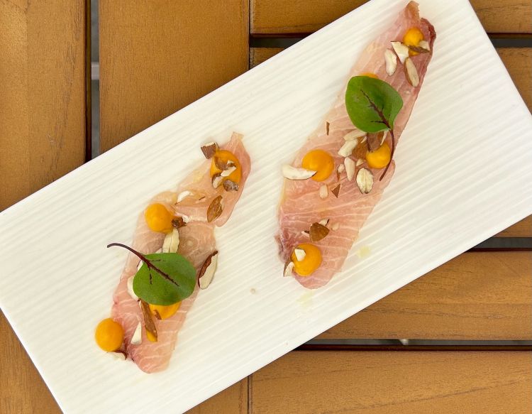 Carpaccio di ricciola, carota di Maccarese in crema, mandorla tostata di Maccarese, acetosella, olio di Maccarese