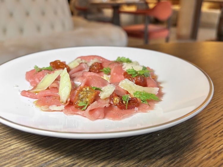 Carpaccio di vitello di Garronese veneta, formaggio di capra stagionato, pomodorini confit, olio di Mignola Poldo