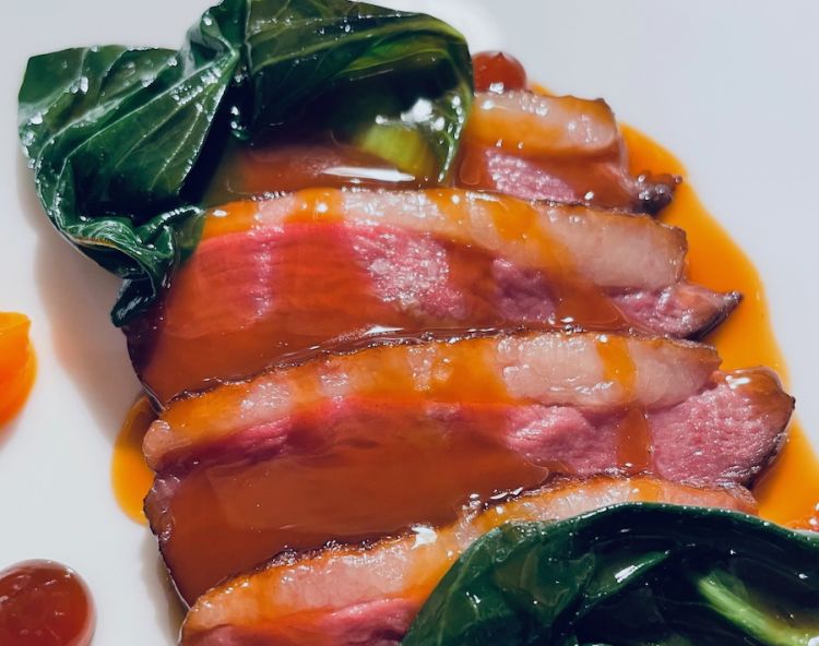 Petto d'anatra, zucca, pak choi al sesamo e soia
