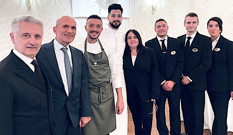 Tutti al servizio della clientela al Grand Hotel Majestic, il 5 stelle lusso di Bologna, e unico in tutta l'Emilia. Da sinistra verso destra; Giordano De Lellis, primo maitre; Tiberio Biondi, direttore generale della struttura; Walter Presutti, sous chef; Agostino Schettino, chef; Elena Spadaro, vice direttrice dell'albergo; Daniele Montuori, primo sommelier; Andrea Barboni, terzo maitre e Beatrice Maio per l'accoglienza
