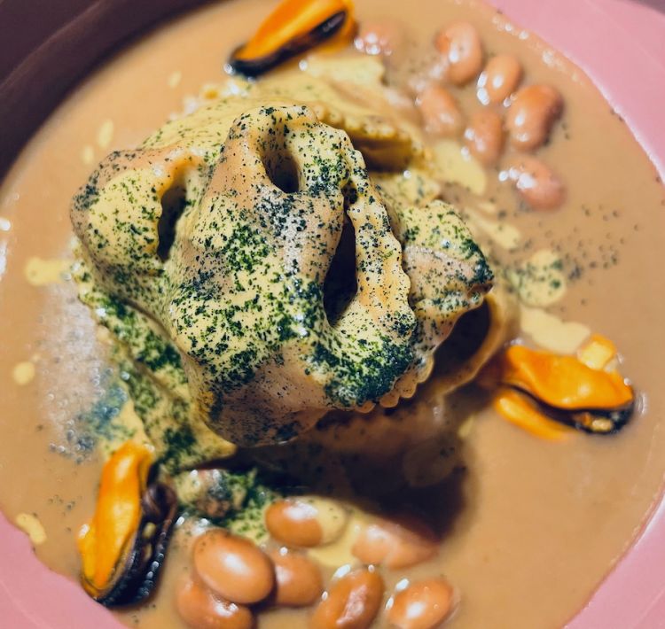 Mangiafagioli: tagliatella ai fagioli, cozze e plancton marino, omaggio all’opera di Agostino Carracci
