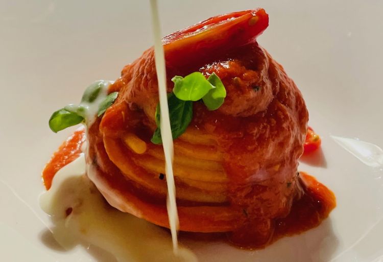 Ricordo di uno "spaghetto allo scarpariello": pomodoro conserva Petrilli, basilico, e pecorino di fossa Dop
