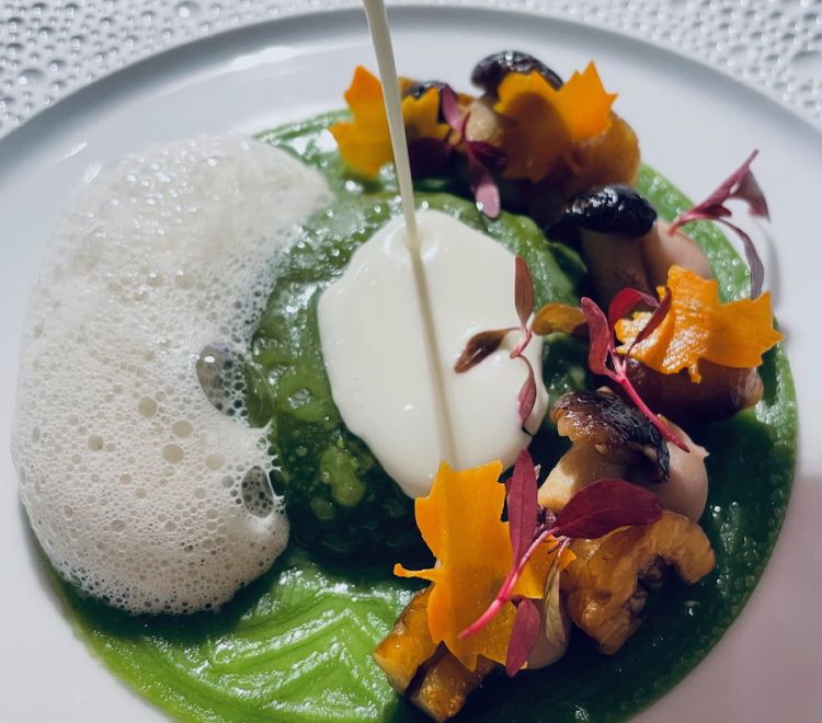 Raviolo in sfoglia verde ripieno di friggione, Parmigiano Reggiano 36 mesi, castagne e pioppini
