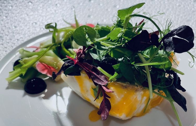 Il mare di Agostino Schettino: Spigola, bouillabaisse alla paprika dolce, aglio nero e puntarelle