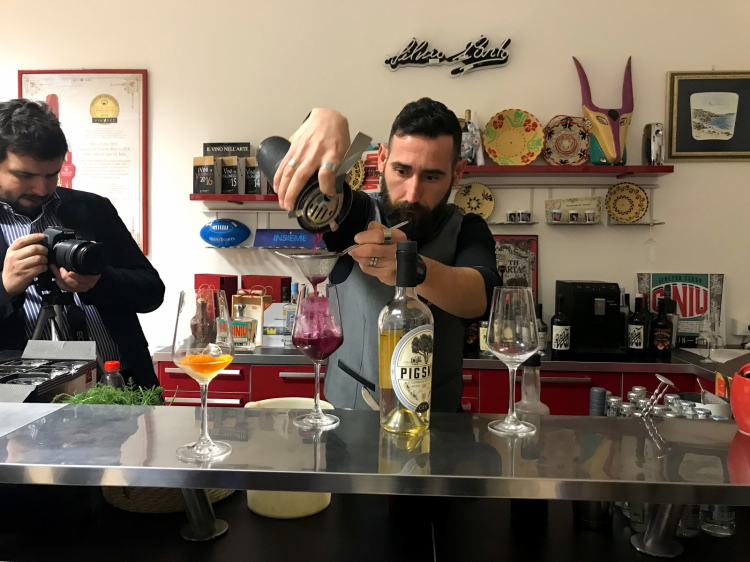 Andrea Lai prepara i cocktail con i distillati della Silvio Carta
