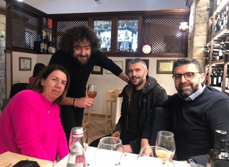 Alcuni dei ragazzi della squadra di Casa Brecceto: da sinistra, Maria Teresa Ciccarelli, Igor Grassi (grafico delle etichette di Casa Brecceto), Davide Manganiello e suo fratello Mario
