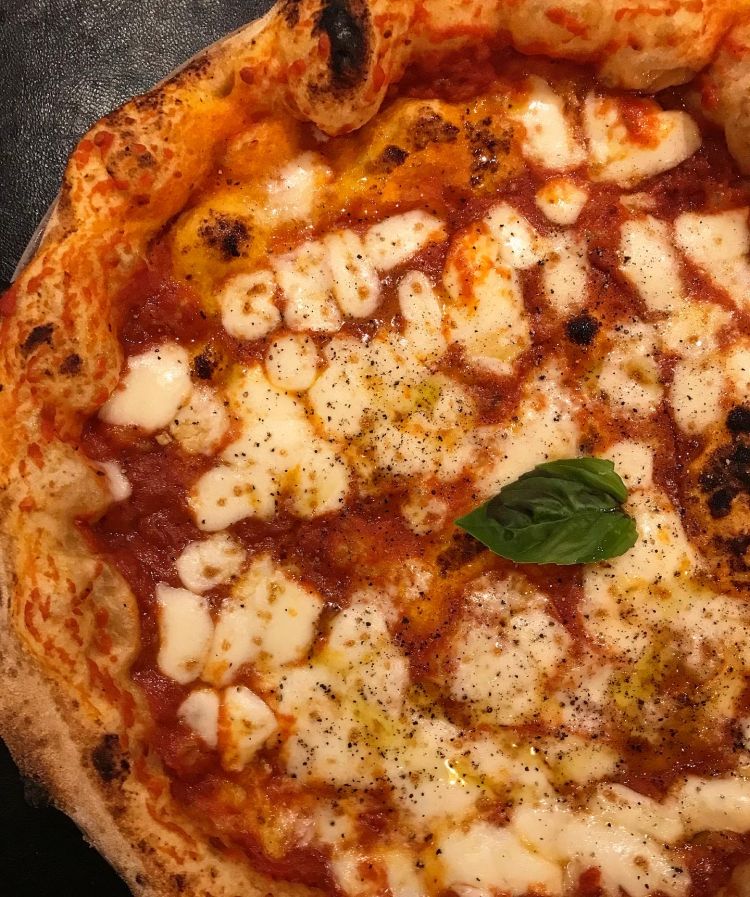 La pizza Dagli Amici: una delle Margherite della collezione Casa Daniele, con pomodoro cotto al forno, provola agerolese e pepe nero macinato
