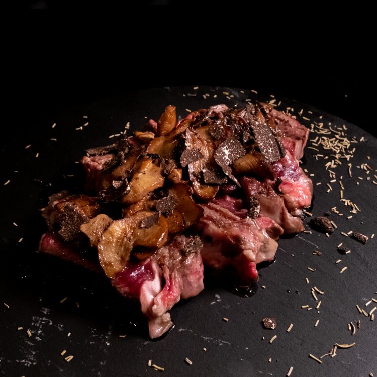 La Tagliata ai funghi porcini e tartufo nero di Bagnoli è uno dei piatti in carta, per la nuova formula cucina di Casa Daniele