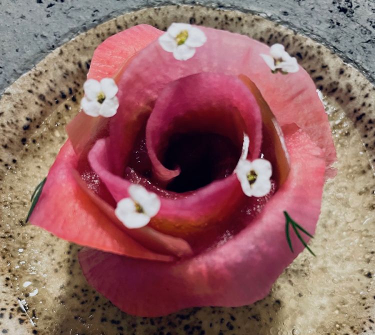 La Rosa di tonno con petali di ravanelli e una salsa di pomodoro
