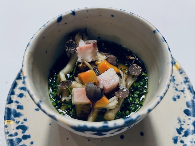 Zuppetta di funghi, anguilla affumicata, foie gras e brodo di prosciutto iberico