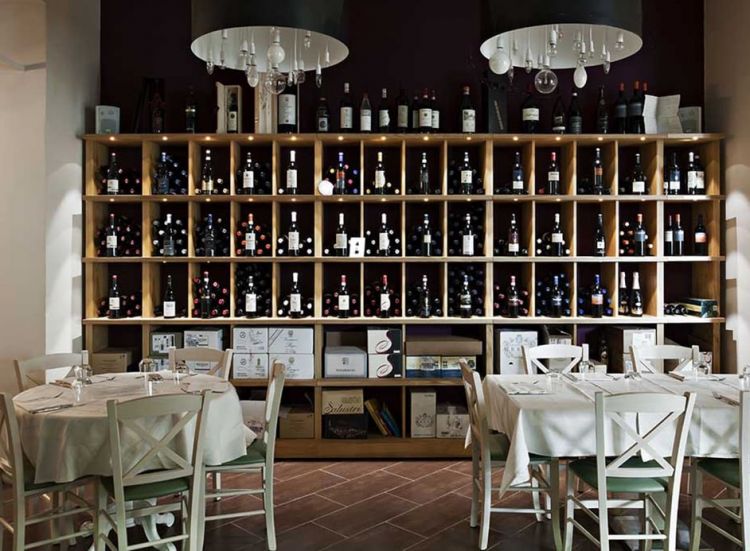 Design moderno all'interno del ristorante A casa Gori che ha una... cantina a vista